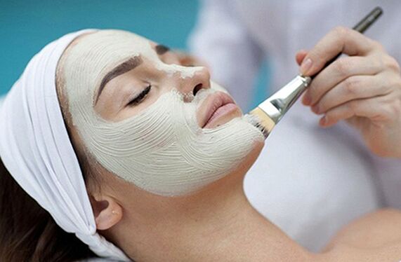 El peeling facial es uno de los métodos de rejuvenecimiento estético de la piel. 